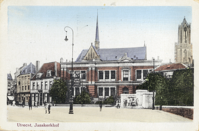 525 Gezicht op de zuidzijde van het Janskerkhof te Utrecht met het Stedelijk Gymnasium (Janskerkhof 4) en daarachter de ...